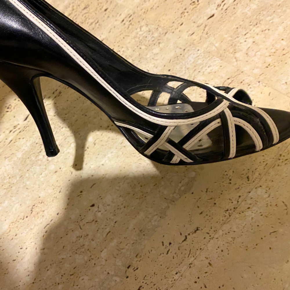 Sweet BCBG peep toe, cut out heels